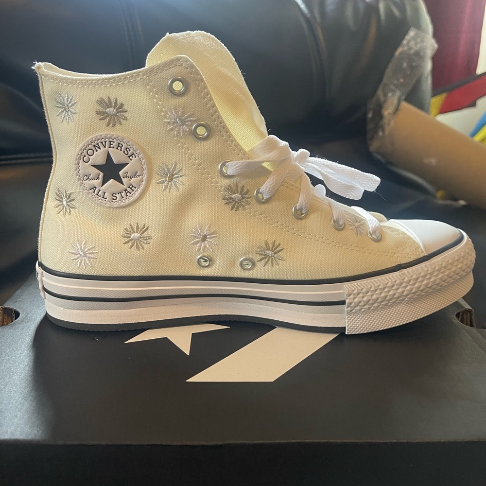 Converse Classic High-Tops size 7 in Big Kids